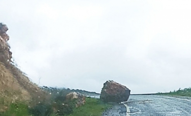 Dikkat! Kayalar- Sadrazamköy yolu üzerine kaya düştü