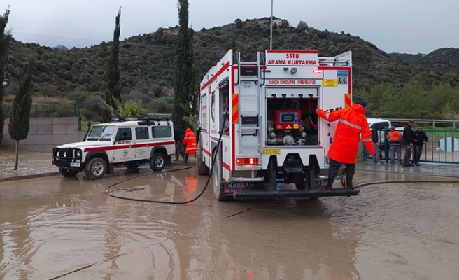 Sivil Savunma ekiplerinin su taşkınlarına müdahalesi bugün de devam etti