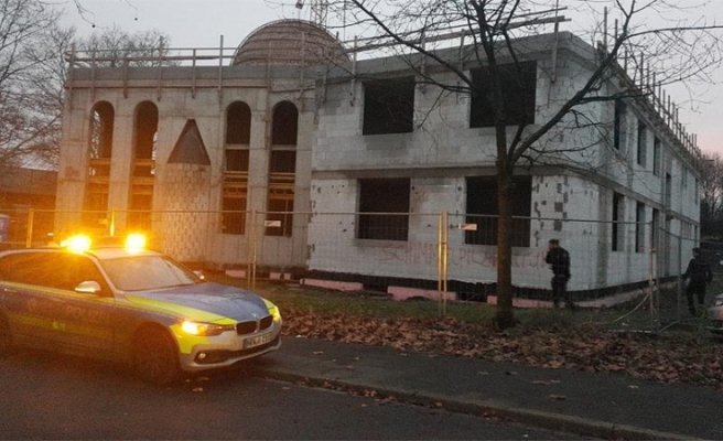 Almanya’da camiye boyalı saldırı