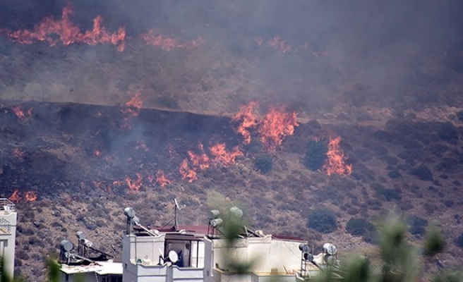 Bodrum'da korkutan yangın! Sitelere doğru ilerliyor