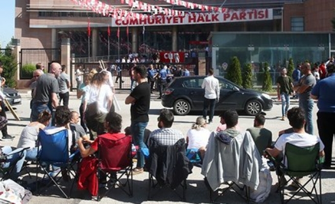 CHP'lilerin oturma eylemi sona erdi
