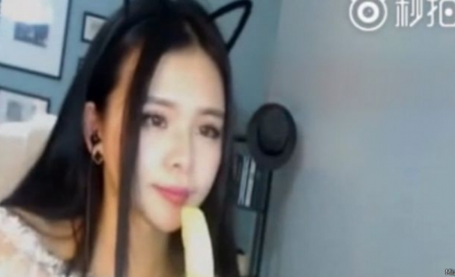 Çin, internette 'erotik tarzda' muz yemeyi yasakladı