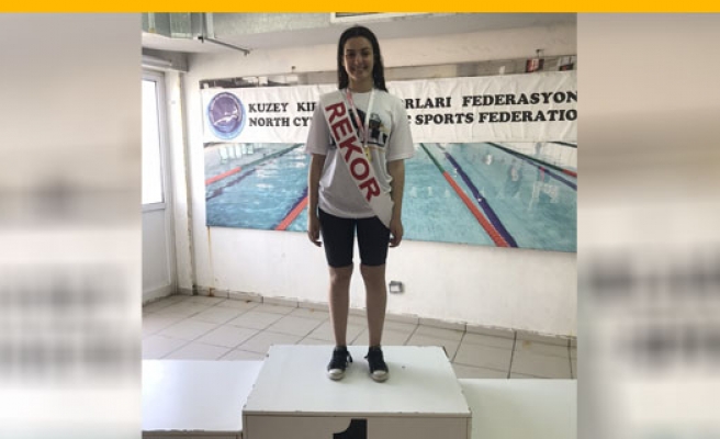 DAÜ Kadın Yüzme Takımı’ndan Rekorlu Şampiyonluk