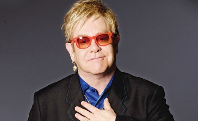 Elton John’dan darbe mesajı