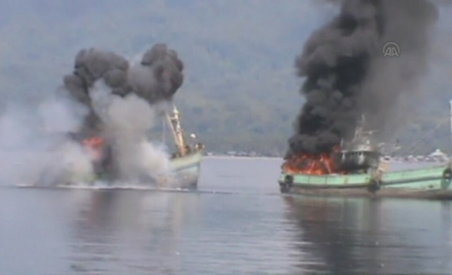 Endonezya'da Kaçak Avlanan Balıkçı Gemileri Batırıldı