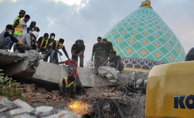 Endonezya’daki depremde ölenlerin sayısı 131’e yükseldi
