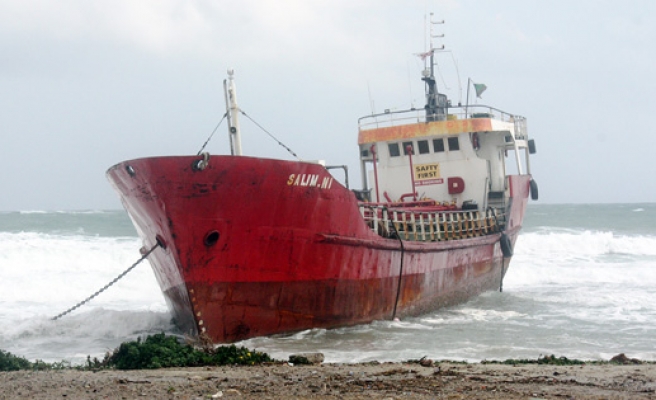 Gazimağusa 'da karaya oturan gemi kurtarıldı