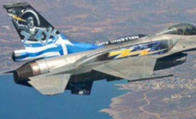 Güney Kıbrıs'ta Resmi geçit töreninde F-16 uçakları