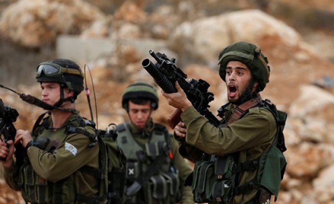 İsrail askerleri 4 gazeteciyi gözaltına aldı