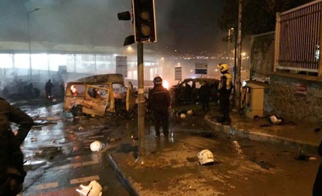 İstanbul'da patlama!.. Polise bombalı saldırı!.. Onlarca yaralı