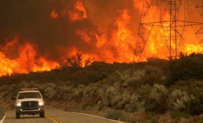 Kaliforniya eyalet  tarihinin en büyük yangınıyla mücadele ediyor 