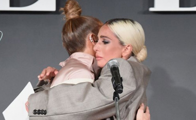 Lady Gaga 'Hollywood Kadınları' gecesinde duygusal anlar yaşadı