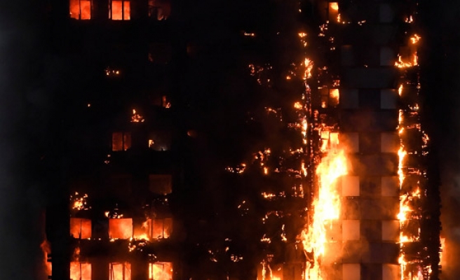 Londra'da 27 katlı bina yanıyor: Ölü ve yaralılar var