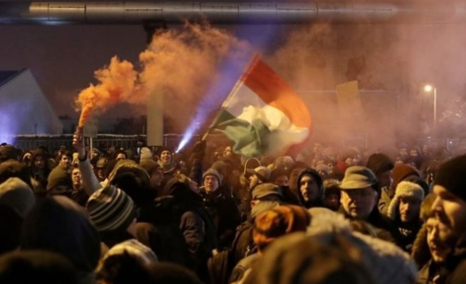 Macaristan'da on binlerce kişi neden hükümeti protesto ediyor?