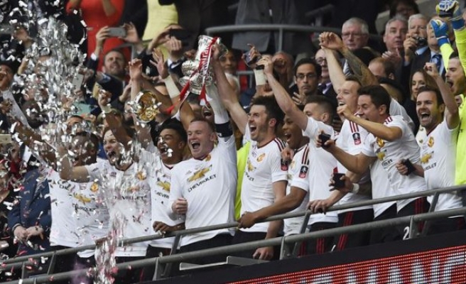 Manchester United kupayı kazandı!