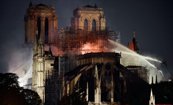Notre Dame Katedrali’ndeki yangın söndürüldü