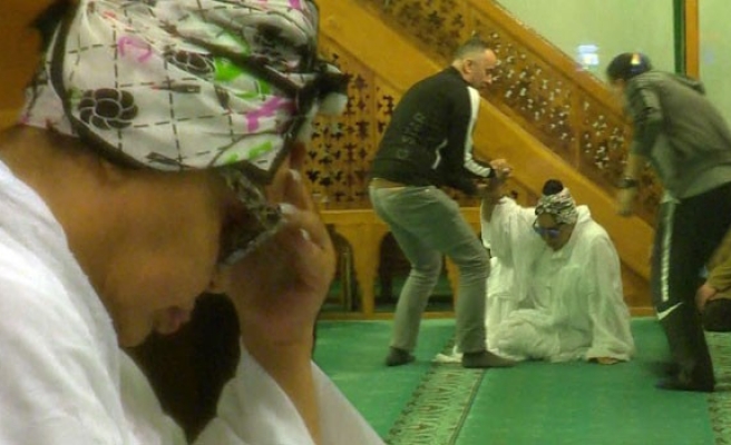 Oya Aydoğan'a dua için gittiği camide zor anlar yaşadı