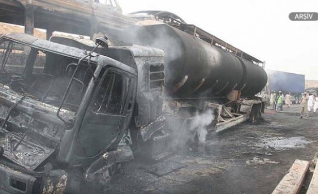 Pakistan'da, otobüsle petrol tankeri çarpıştı: 24 ölü