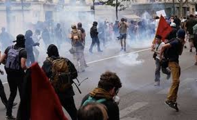 Paris’te tansiyon düşmüyor! Fransızlar zamlara karşı sokakta