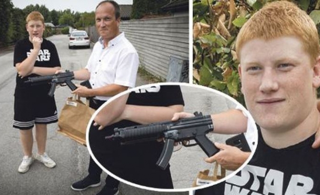 Polisi elinde oyuncak silah bulunan çocuğun kolunu kırdı