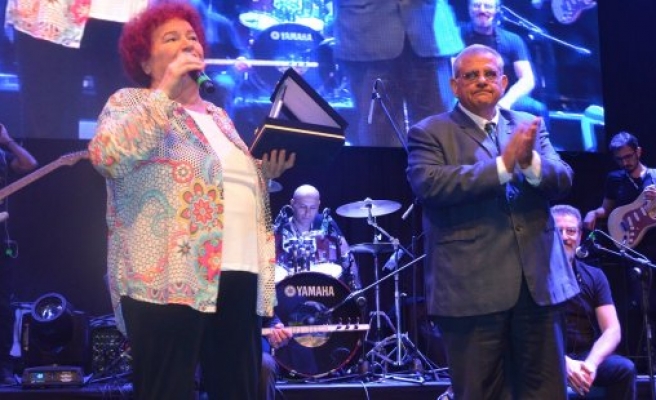 Selda Bağcan'dan DAÜ'de görkemli konser 