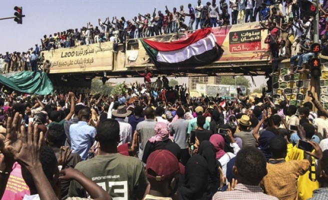 Sudan'da Ordu Devlet Televizyonunu Kuşattı
