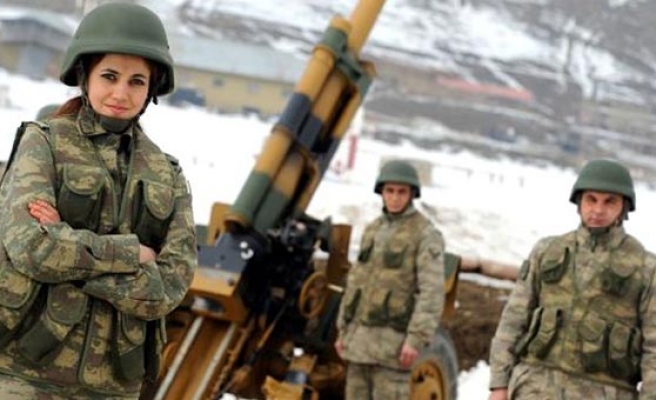 Türkiye'de kadınlar askere...