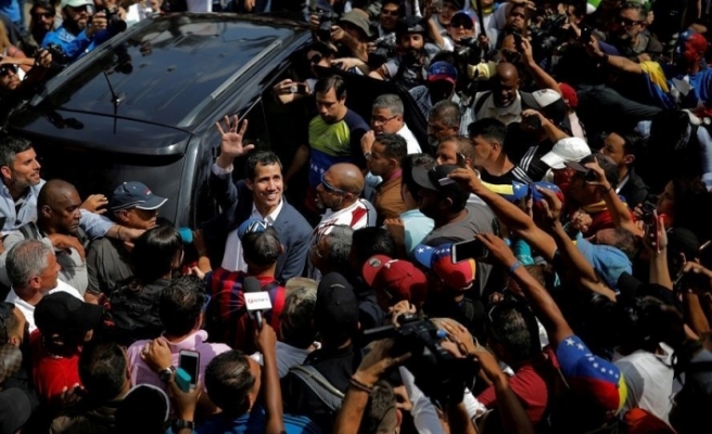 Venezüella'da Guaido'yu geçici devlet başkanı olarak tanımaya başladı