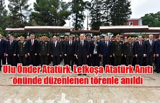 Ulu Önder Atatürk, Lefkoşa Atatürk Anıtı önünde...