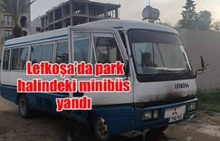 Lefkoşa’da park halindeki minibüs yandı