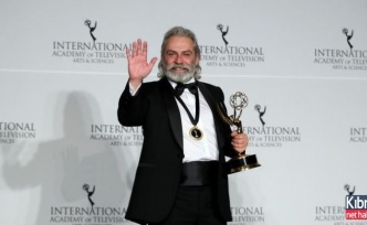 Haluk Bilginer Emmy Ödülleri’nde ‘en iyi erkek oyuncu’ seçildi