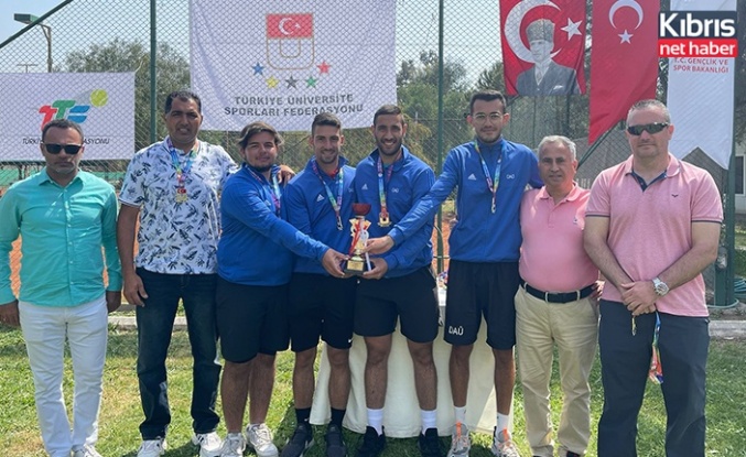 DAÜ erkek tenis takımı Türkiye üniversiteler 1. lig şampiyonu