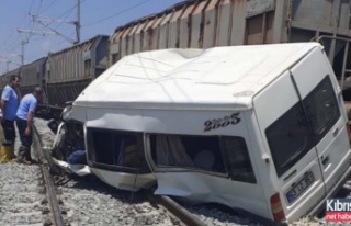 Mersin'de yük treni servis minübüsüne çarptı!...