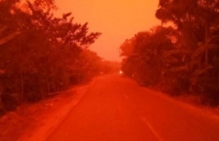 Endonezya'da gökyüzü kırmızıya döndü