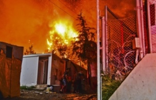Samos Adası'ndaki mülteci kampında yangın