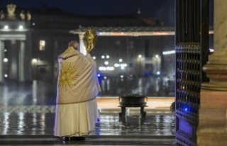 Papa yağmur altında corona virüs duası etti