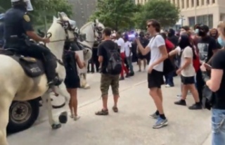 Bir polis göstericiyi at ile ezdi