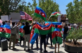 Los Angeles'ta Ermeniler Azerbaycanlı göstericilere...