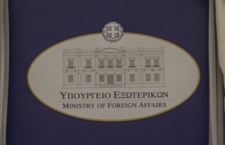 Yunanistan Dışişleri Bakanlığı Türk Bayrağı...