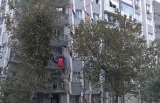 İzmir'de Binanın Yıkılma Anı!