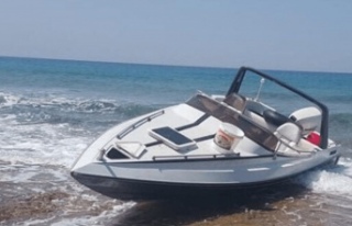 Sadrazamköy sahilinde terk edilmiş sürat teknesi