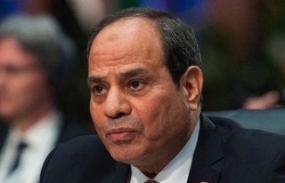 Sisi'nin kurşun geçirmez camın ardından konuşması...