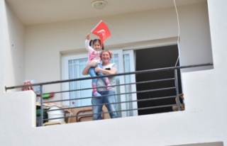 Girne Belediyesi halkı 23 Nisan’da balkonlarda...