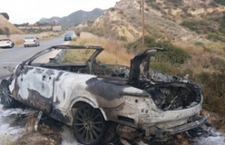 Kaza yapan araç tamamen yandı