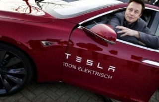 Elon Musk'tan Tesla uyarısı: Otomatik pilota...