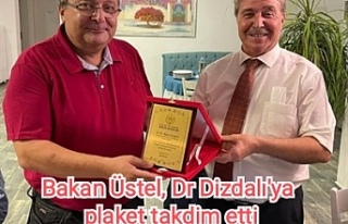 Bakan Üstel, Dr Dizdalı'ya plaket takdim etti