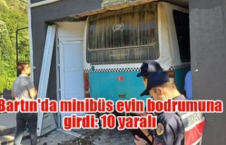 Bartın'da minibüs evin bodrumuna girdi: 10...