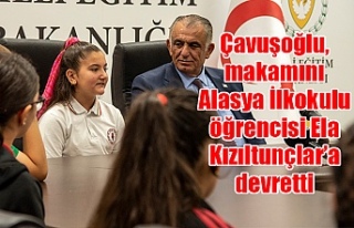 Çavuşoğlu, makamını Alasya İlkokulu öğrencisi...