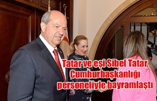 Tatar ve eşi Sibel Tatar, Cumhurbaşkanlığı personeliyle...