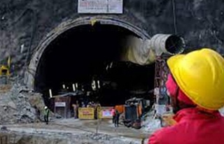 Hindistan'daki çöken tünelde mahsur kalan...